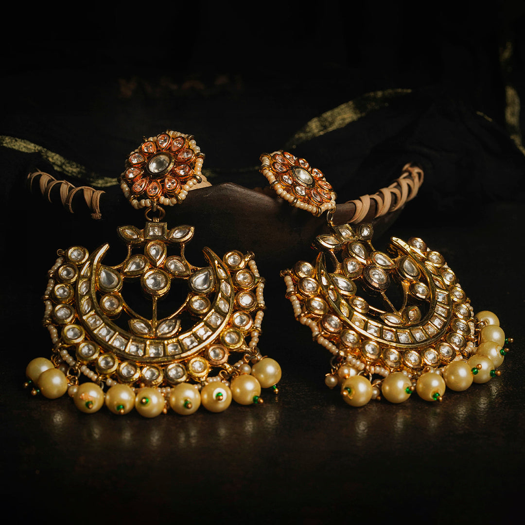 Off White Kundan Necklace Set with Matching Earrings
